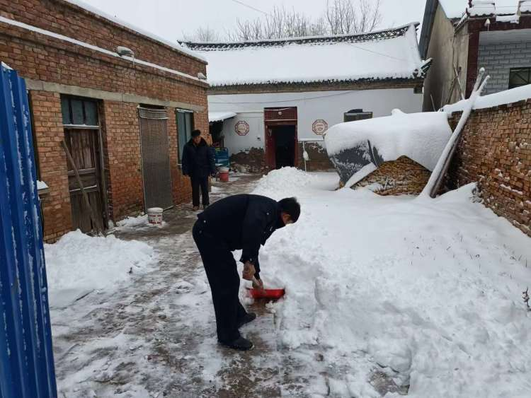 堌阳镇网格员开展“清理冰雪,温情服务”志愿服务活动_20231211_7395645728688658598.jpeg