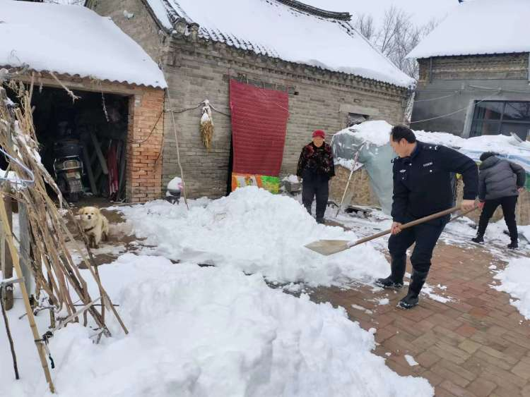 堌阳镇网格员开展“清理冰雪,温情服务”志愿服务活动_20231211_5431305053562061584.jpeg